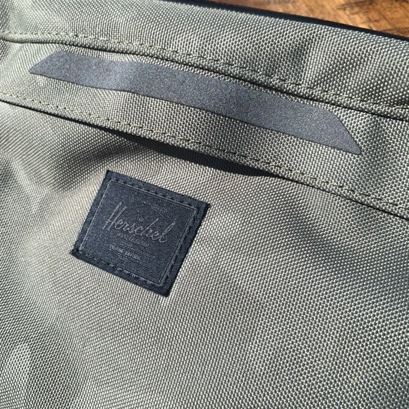 Herschel Supply Co: Nineteen Hip Pack | - Picture 2 of 5